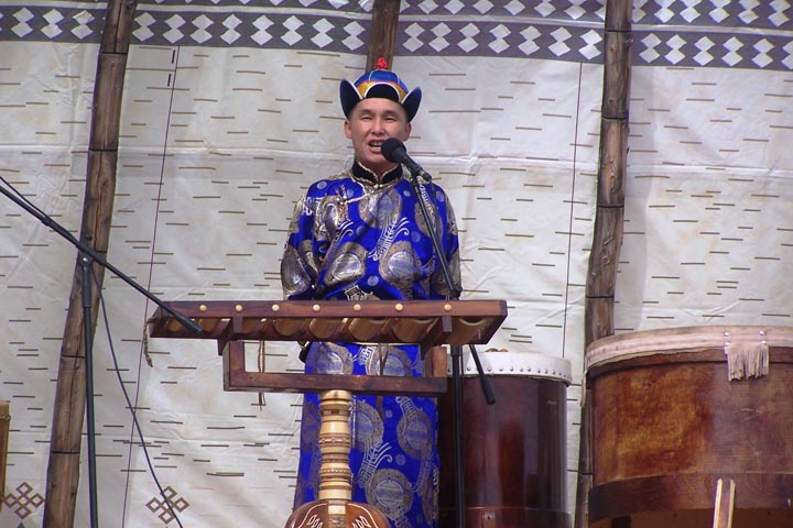Заслуженный артист Тувы поздравит женщин Хакасии с Международным женским днем 